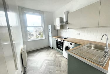 3 bed flat, 2 Lockyer Road,, Peverell, Plymouth, PL34RL - Image 1